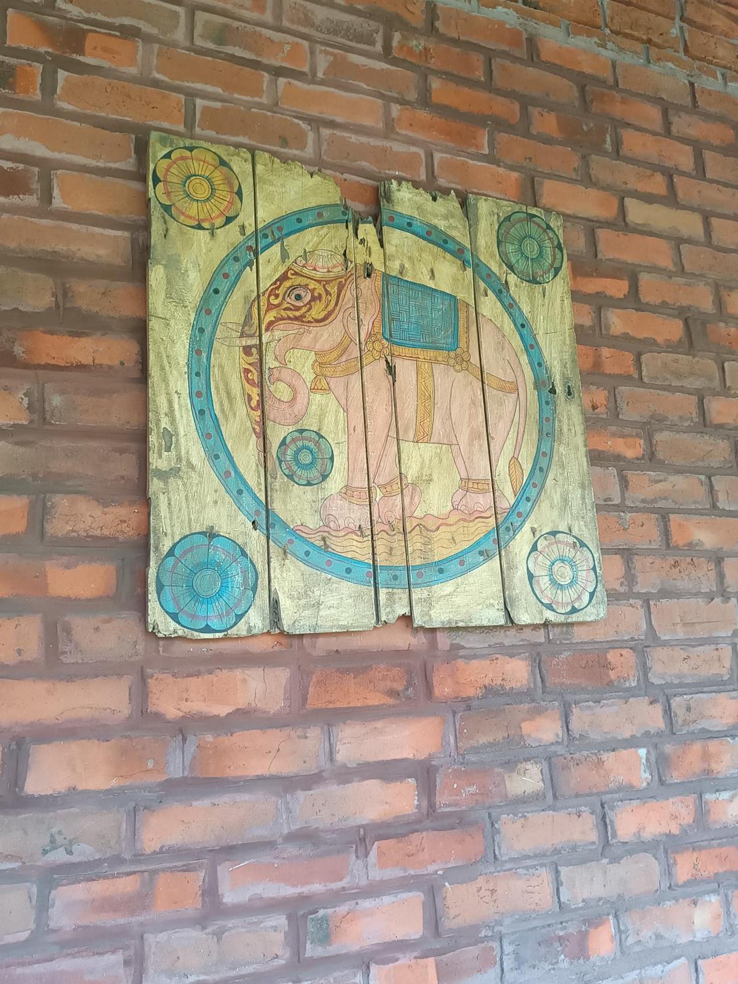 Negombo Boutique Villa Exterior photo A painting of a bull