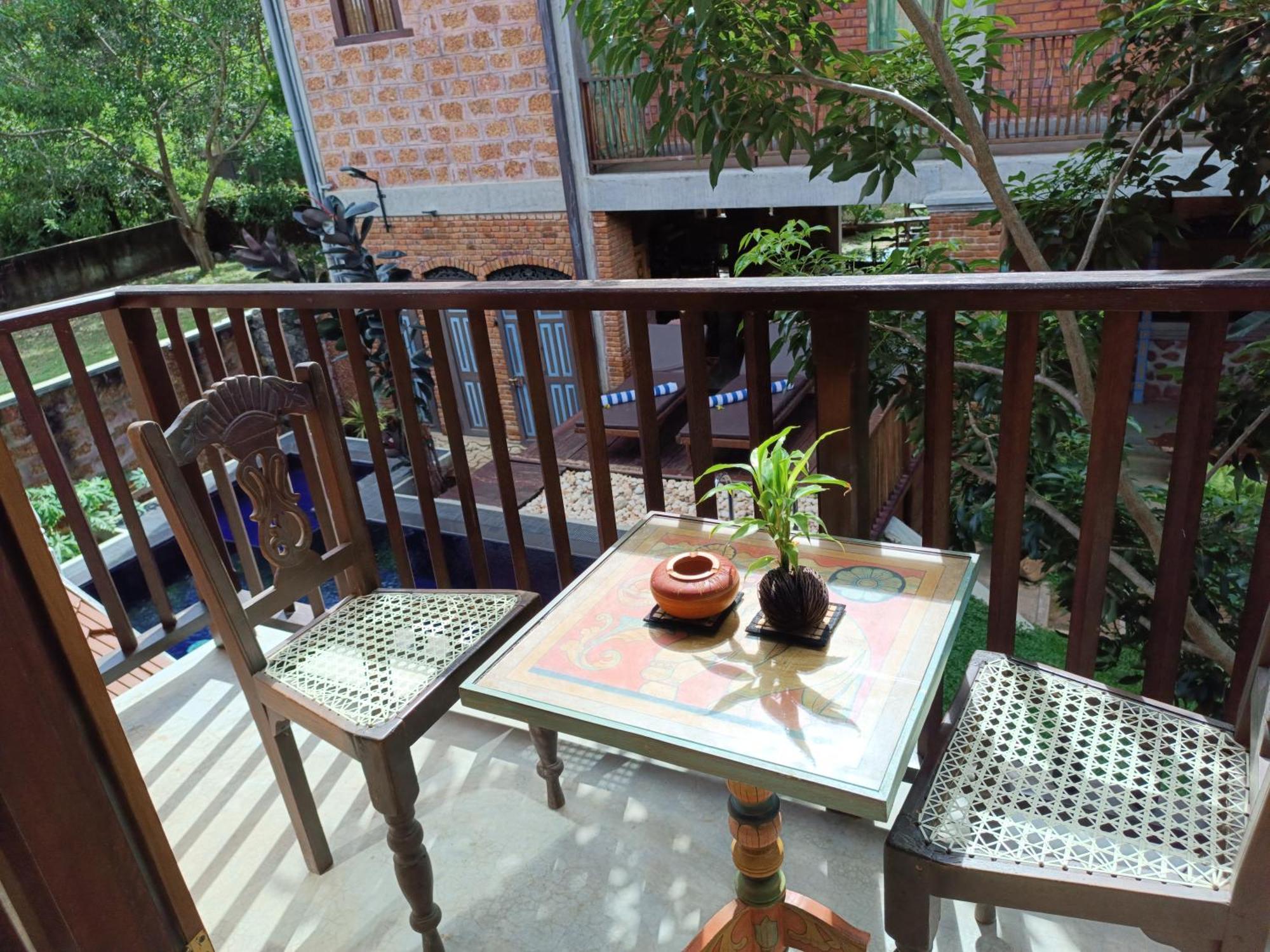 Negombo Boutique Villa Exterior photo A balcony in a house