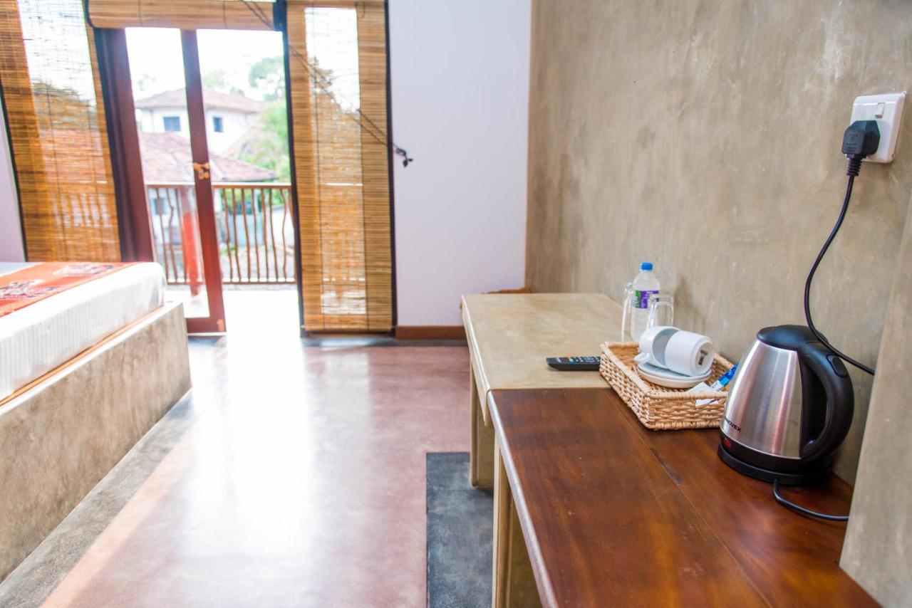 Negombo Boutique Villa Exterior photo A kettle in a hotel room