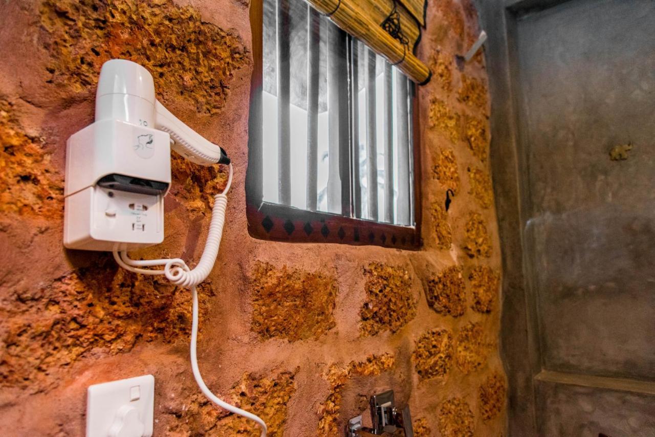 Negombo Boutique Villa Exterior photo A telephone in a prison cell