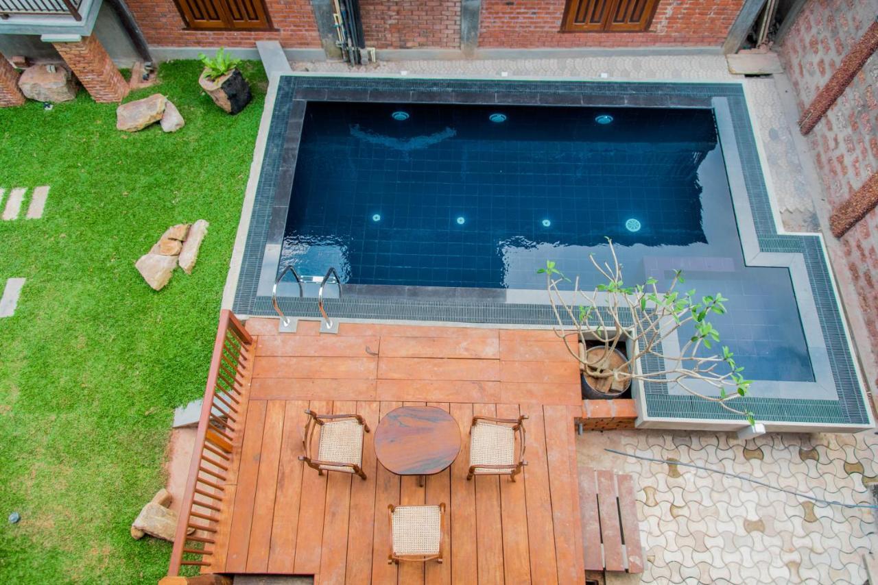 Negombo Boutique Villa Exterior photo The swimming pool at the hotel