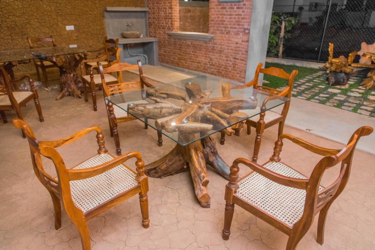 Negombo Boutique Villa Exterior photo A dining table and chairs
