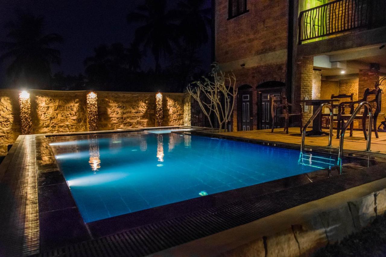 Negombo Boutique Villa Exterior photo The swimming pool at the hotel