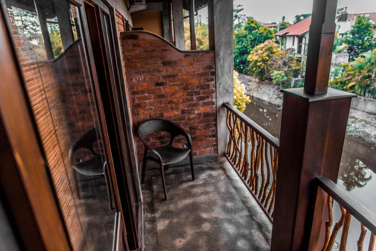 Negombo Boutique Villa Exterior photo A balcony in a house